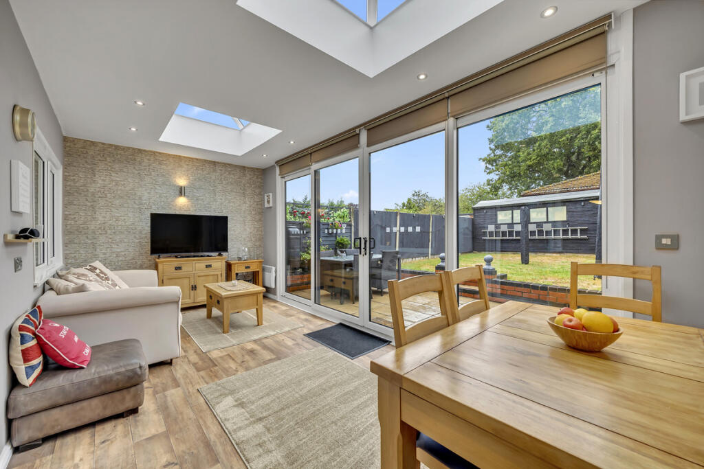 House in London, Collier Row - More