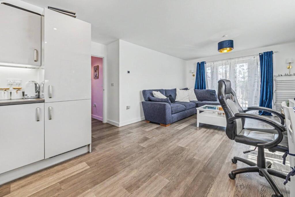 Apartment in Redhill - More