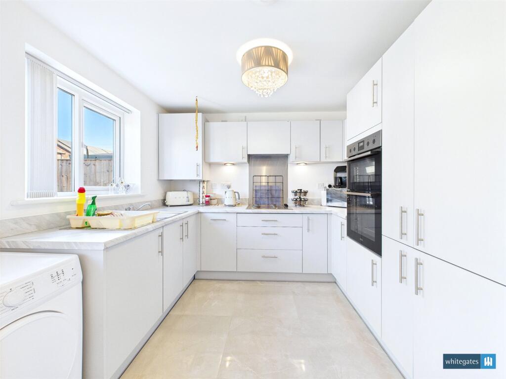Trapper Grove, New Rossington, Doncaster, South Yorkshire, DN11 photo 3