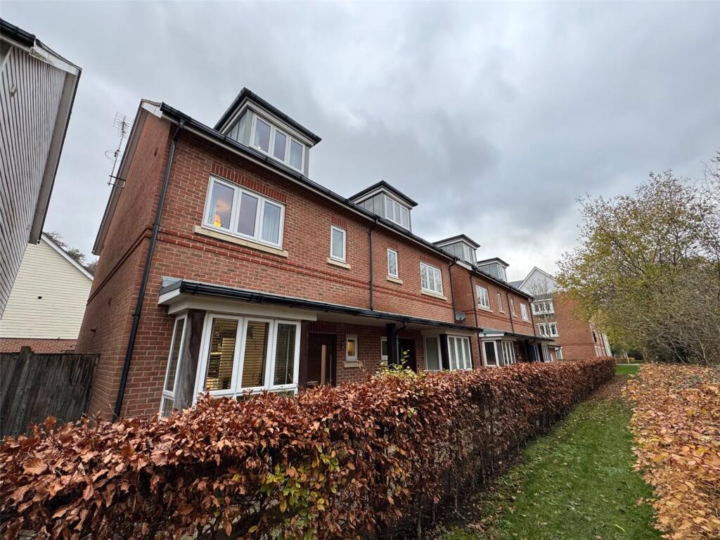 3-bed semi-detached on Blackthorns, Fleet, Hampshire, GU51, £525,000