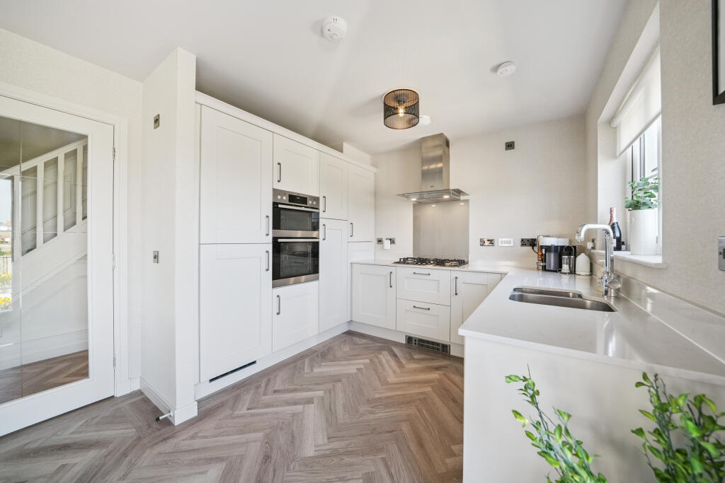 House in East Kilbride, Newlands, Mossneuk - More