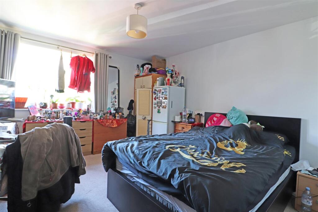 Apartment in Redhill, Reffles Bridge, Earlswood - View 5