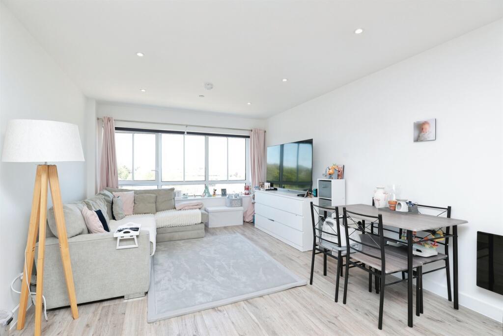 1-bed flat on Cherry Tree Road, Watford, £72,500