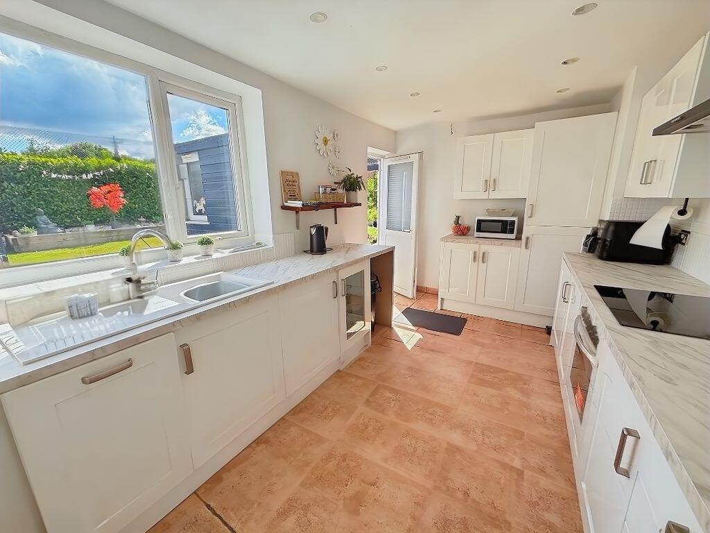 34 Cadnam Drive, Manchester photo 4