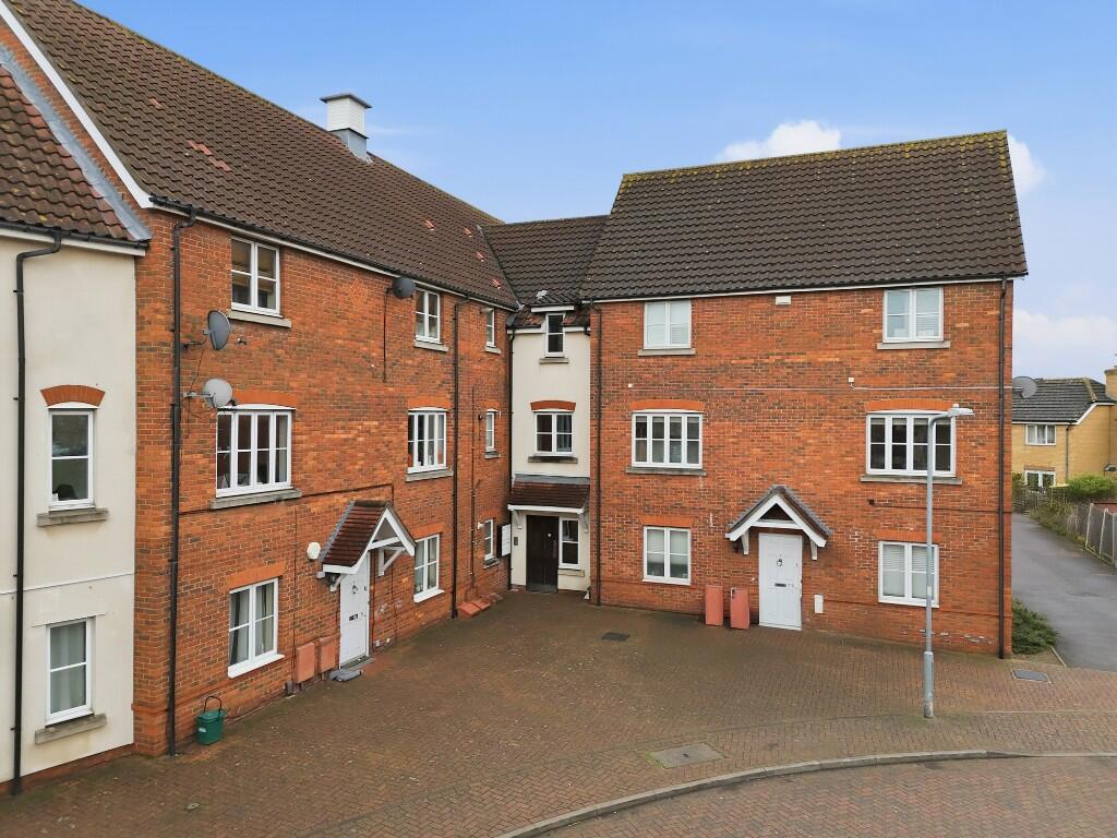 2-bed flat on SAN MARCOS DRIVE, Chafford Hundred, Grays, £220,000