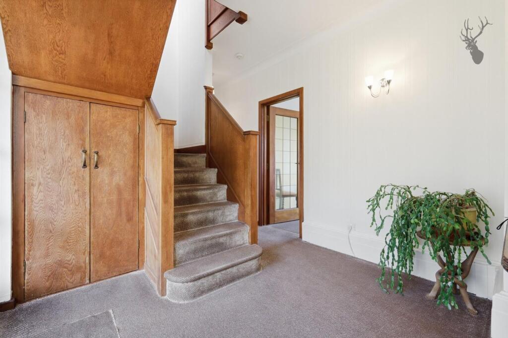 St. Johns Road, Loughton, IG10 photo 4