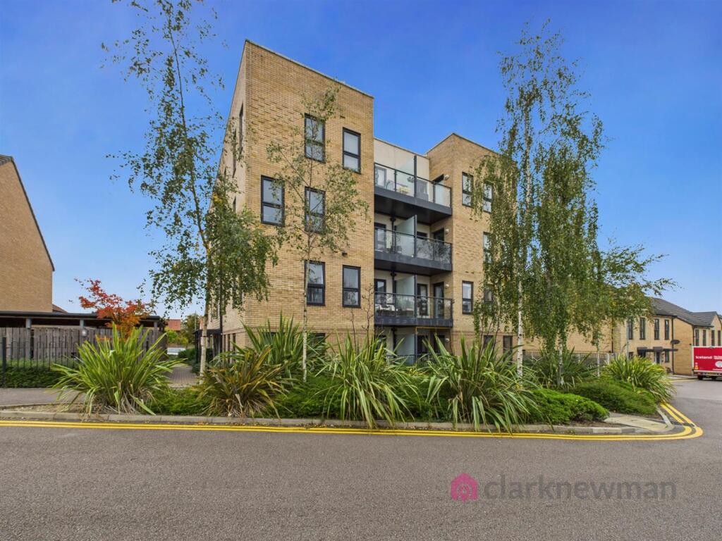 2-bed flat on Iceni Square, Harlow, CM18, £295,000