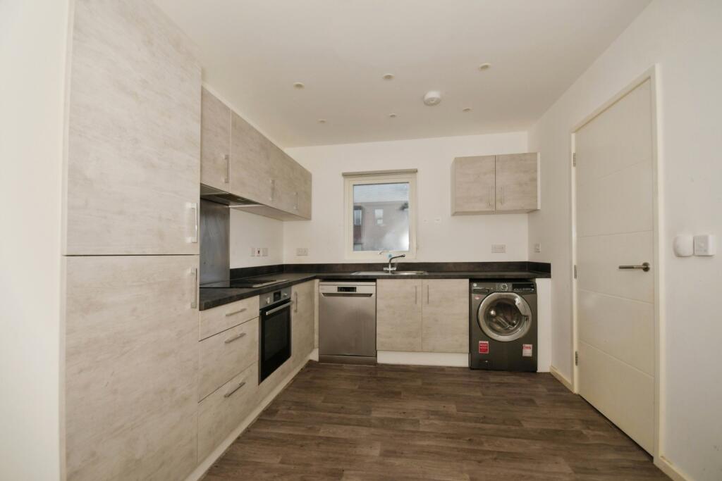 Comley Drive, Chesterfield, Derbyshire, S41 photo 3
