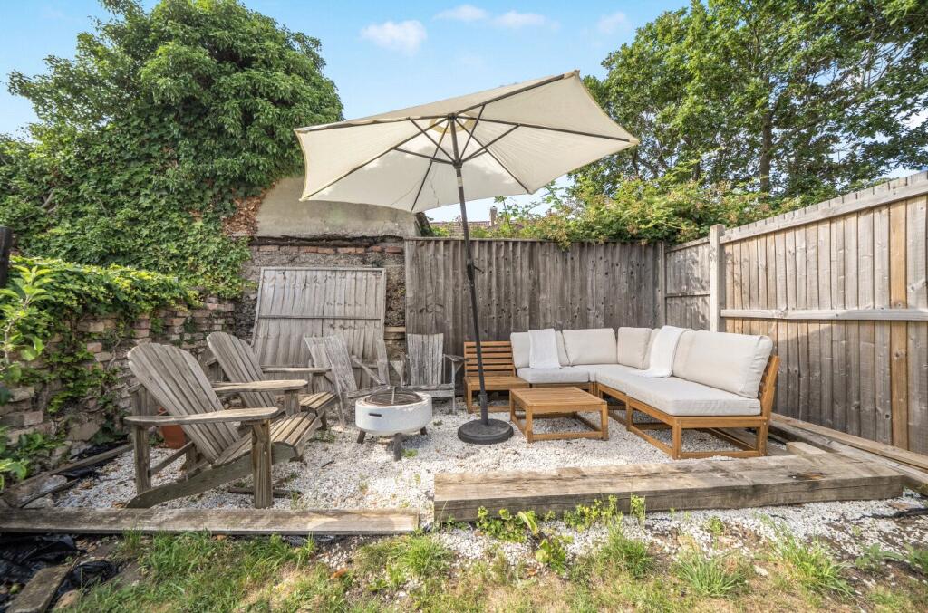 House in Croydon - View 2