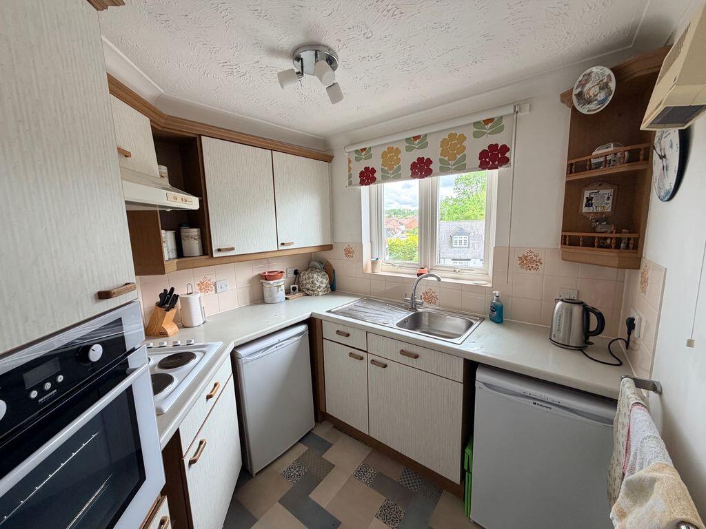 Apartment in Hertsmere, Hertfordshire - View 3