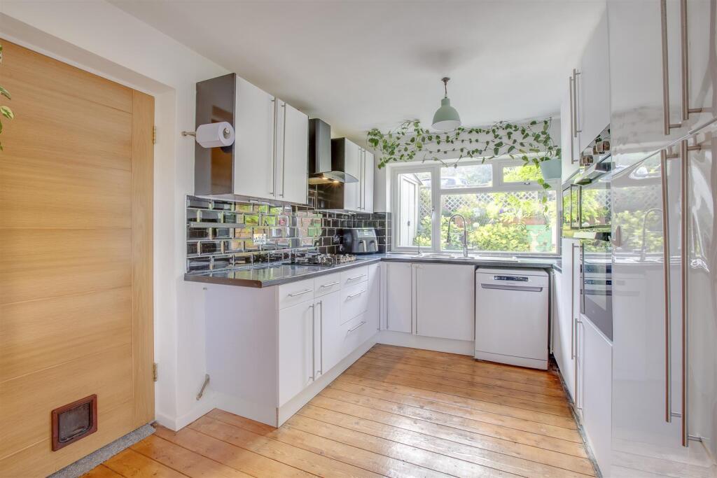 Longland Way, High Wycombe - View 6