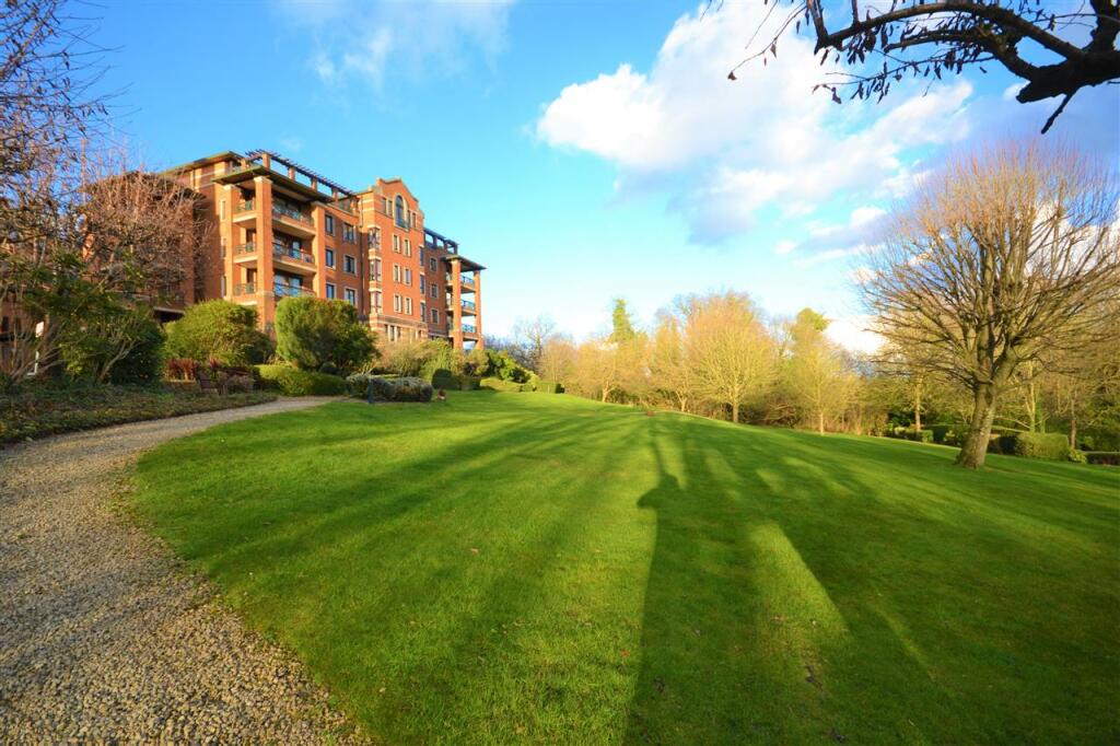 2-bed flat on Chasewood Park, Harrow, £550,000