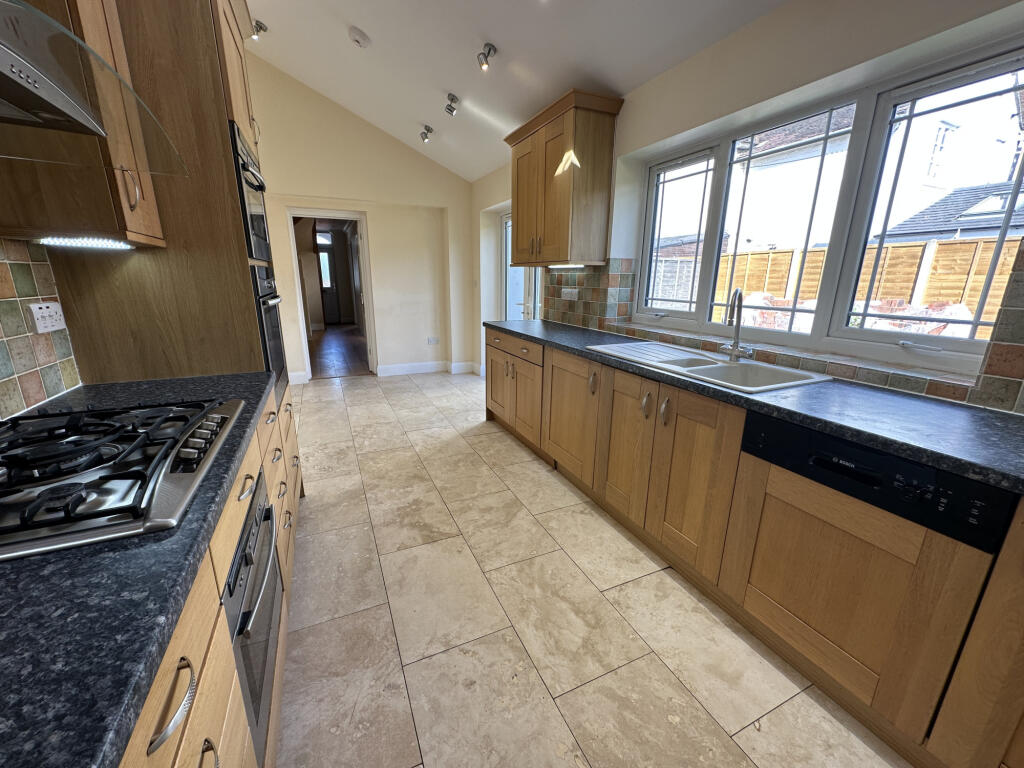 House in Horsham, Andrew's Hill, Billingshurst - View 5