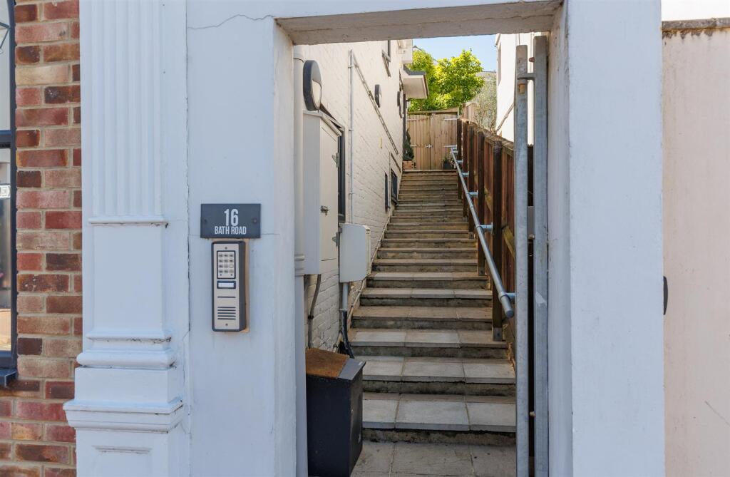 RARELY AVAILABLE IN OLD TOWN COWES - Bath Road, Cowes - More