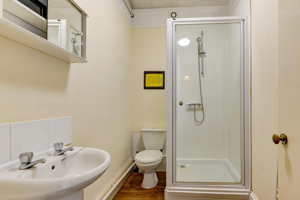 6 bedroom terraced house for rent