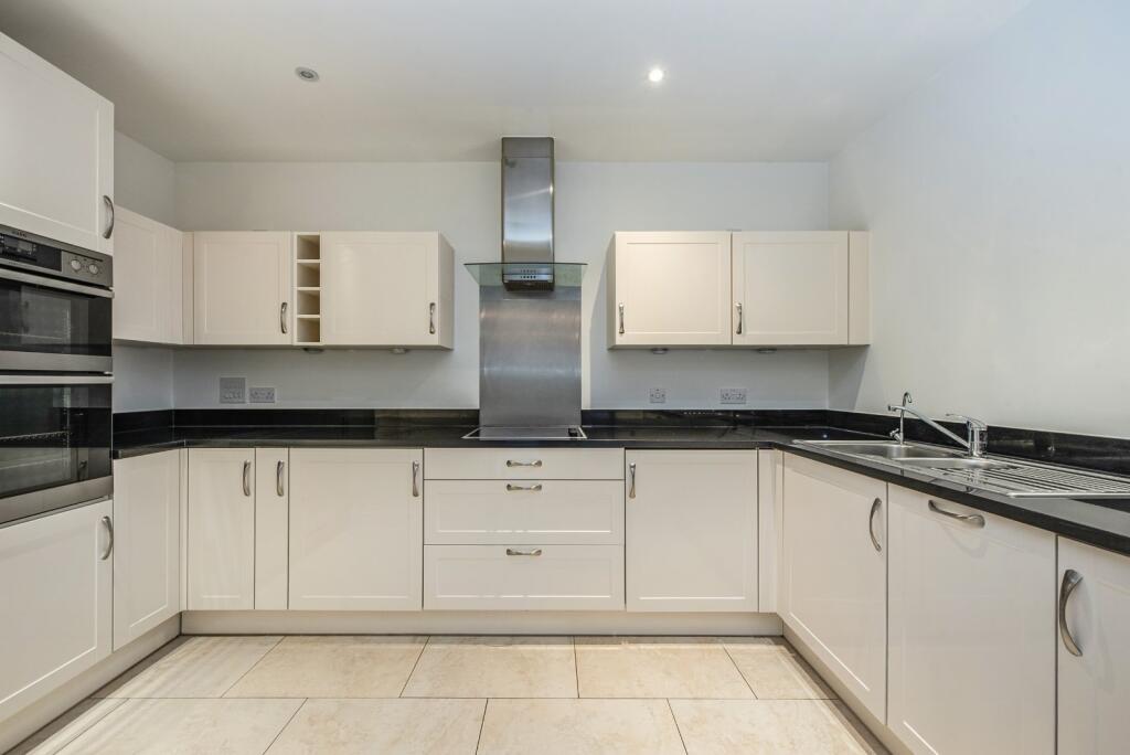 Tudor Court, Liphook, Hampshire photo 3