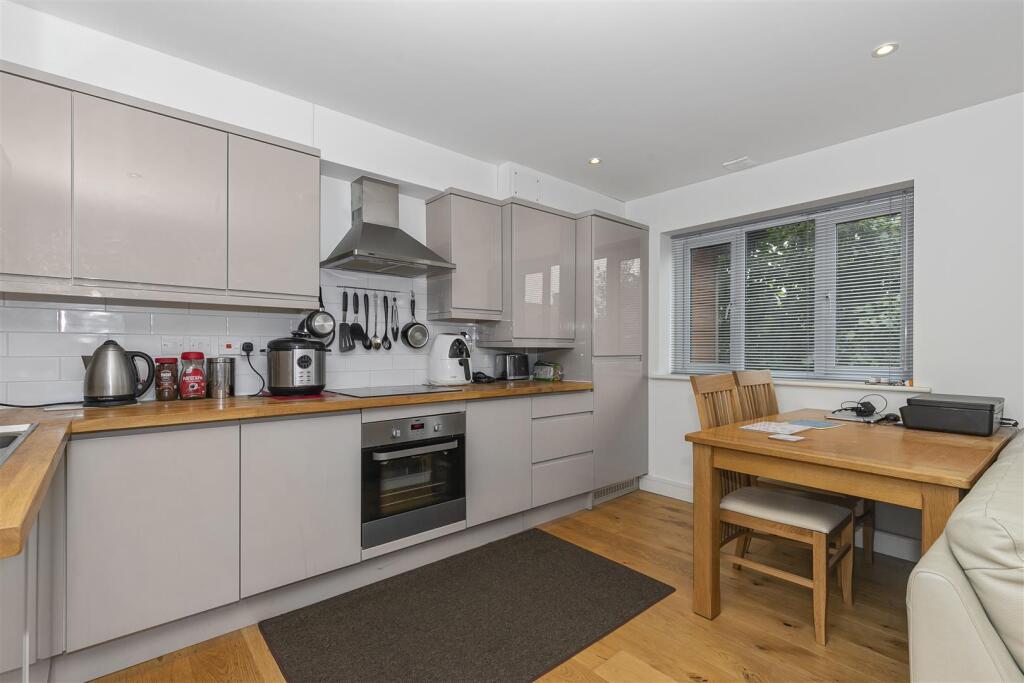 Cherry Tree Court, Oldland Common photo 3