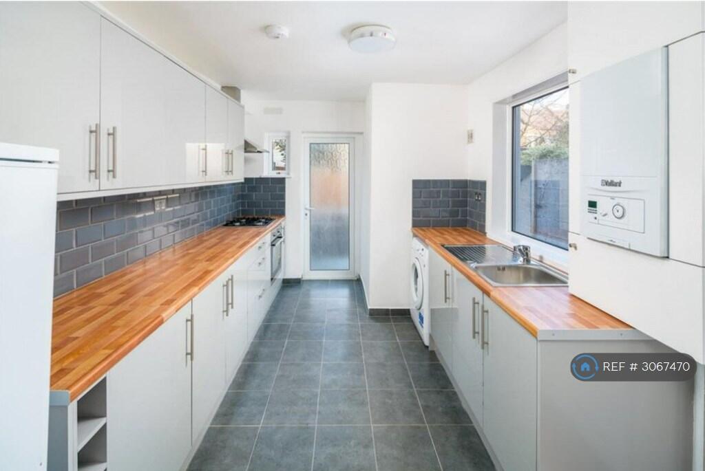 House in London, Upton Park - More