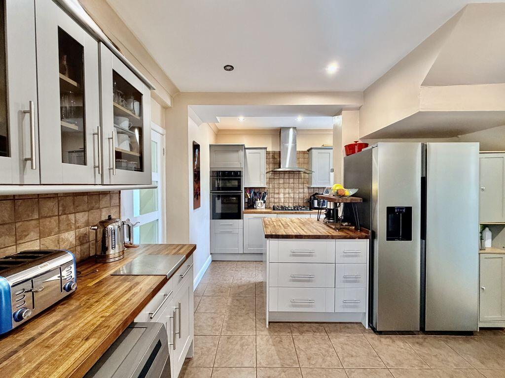 Flackwell Heath - 4 Bedrooms - More