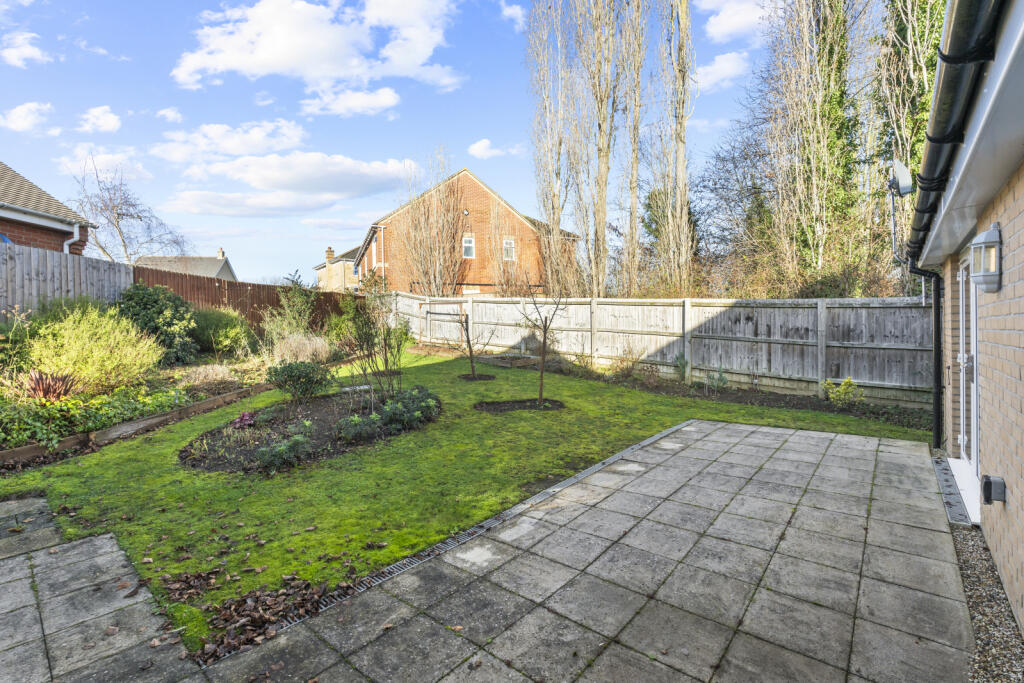 Radcliffe Close, Flitch Green, Dunmow, Essex, CM6 photo 3