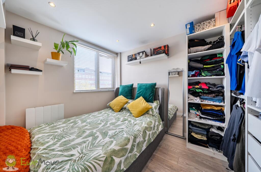 Apartment in Sutton - View 5