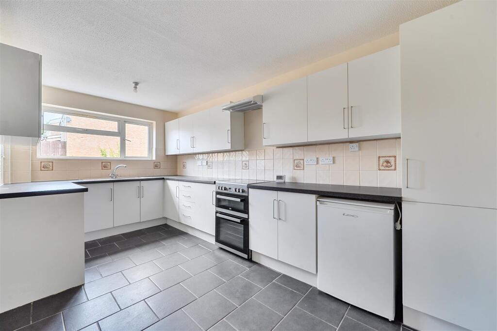 House in Crowthorne, Bracknell Forest - View 2