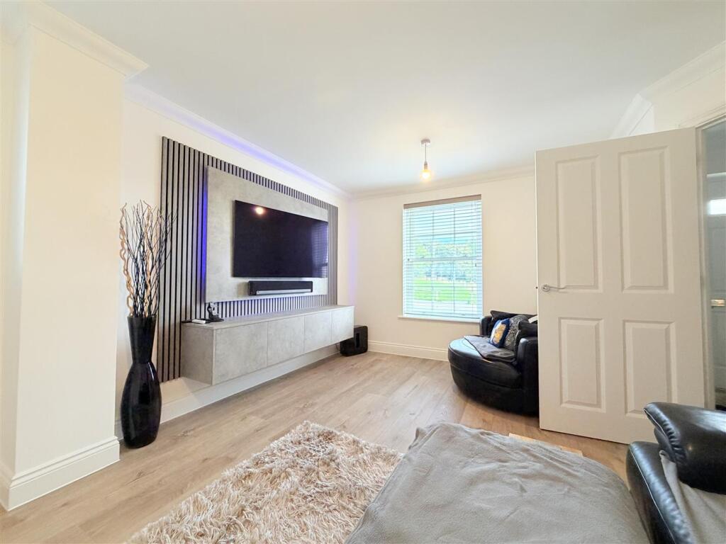 Honeysuckle Way, Stowmarket photo 3