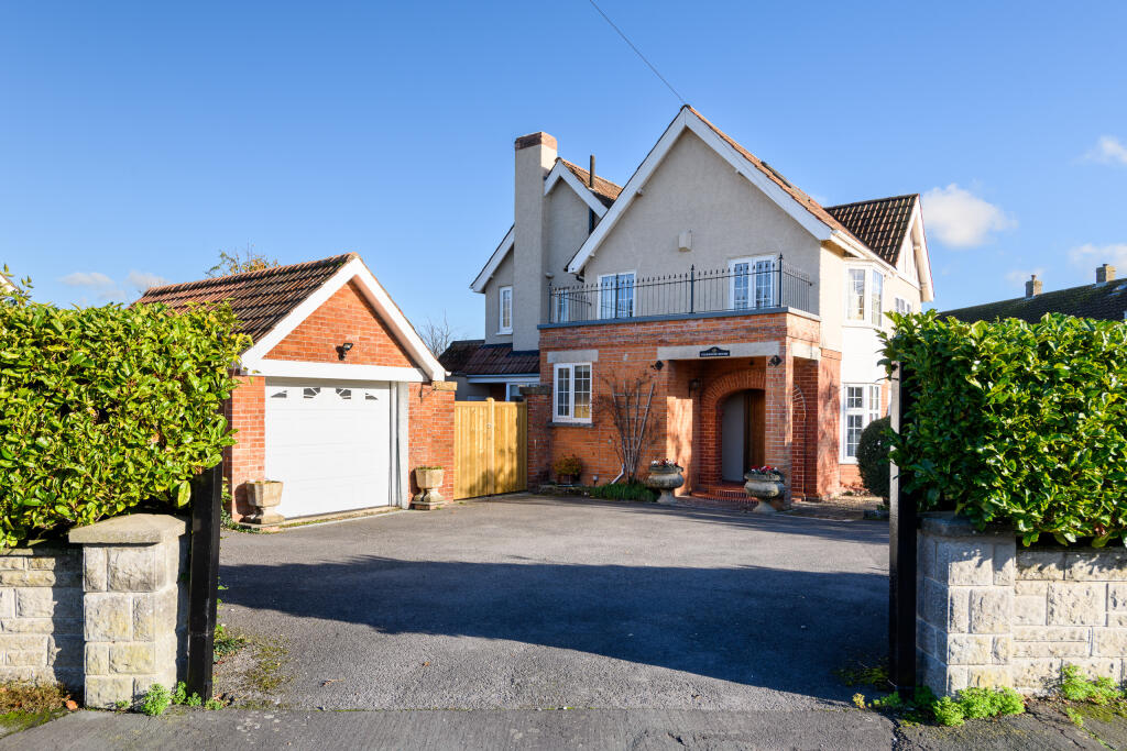 3-bed detached on Pinewood, Somerton, £585,000