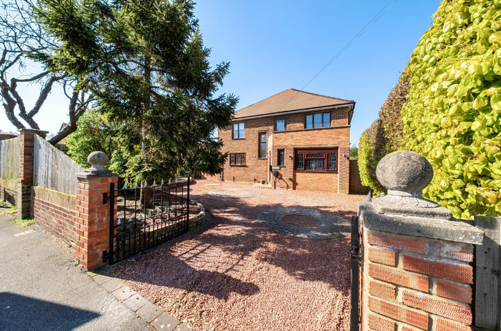 4-bed detached on Downs Road, Dunstable, Bedfordshire, £700,000