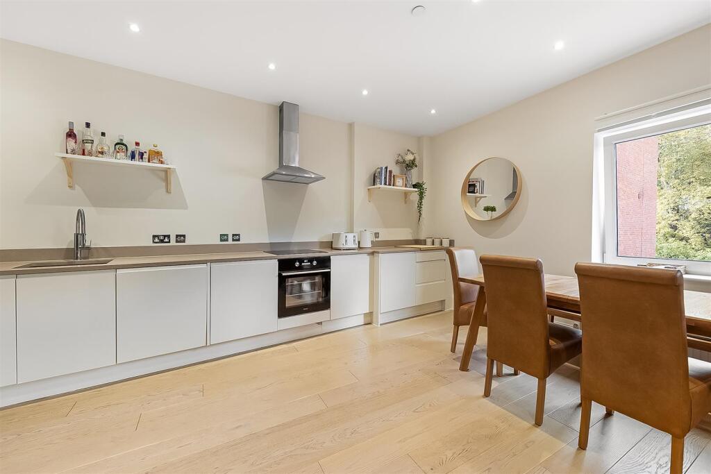 Apartment in Croydon - More