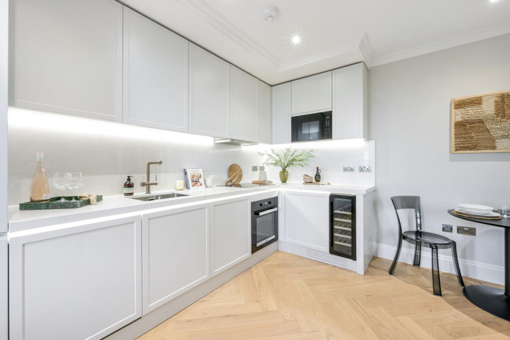 Apartment in Croydon - View 3