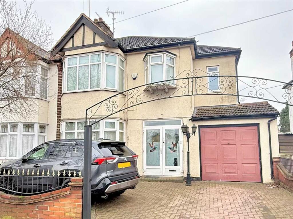 Main image of property: Westcliff on Sea, * SOUTH FACING GARDEN *