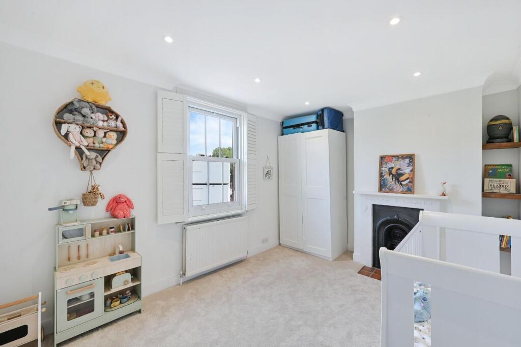 House in Kingston upon Thames - More