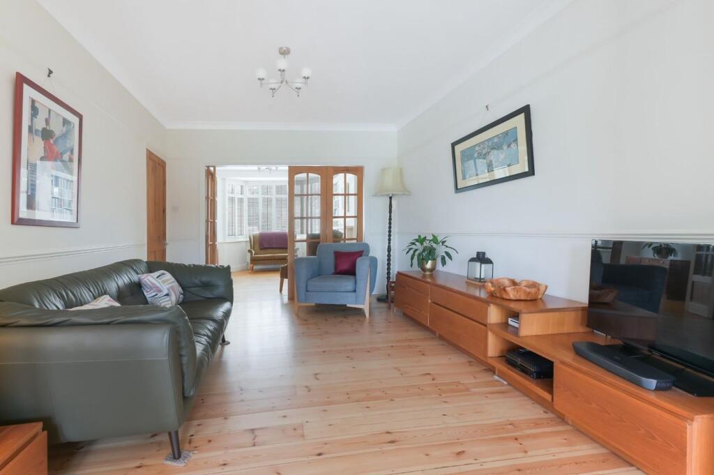 House in Epsom, Stoneleigh - More