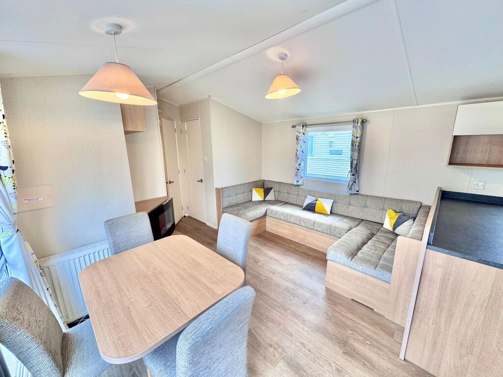 Willerby Johnson CL Caravan, Chichester Lakeside Holiday Park, Vinnetrow Road, Chichester, West Sussex, PO20 1QH - View 4