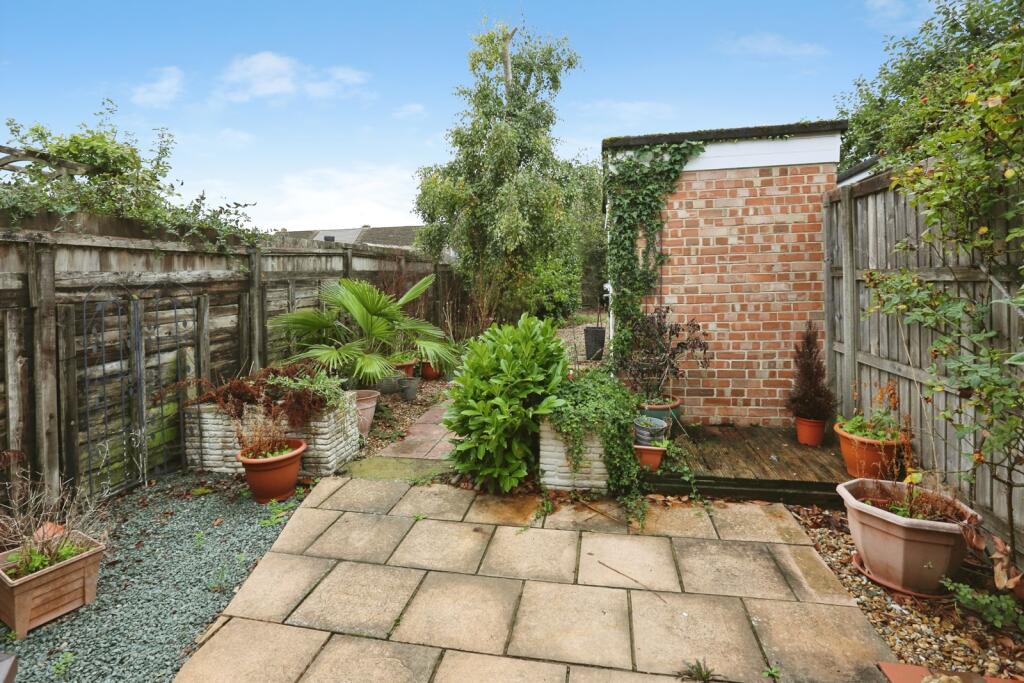 House in Eastleigh, Chandler's Ford - More