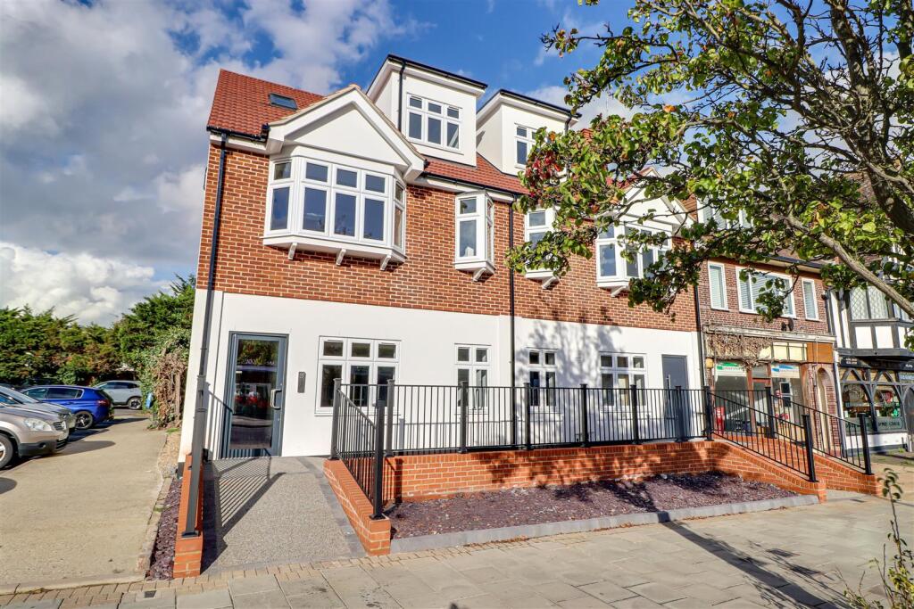 1-bed apartment on * COURTYARD GARDEN * London Road, Leigh-on-Sea, £300,000