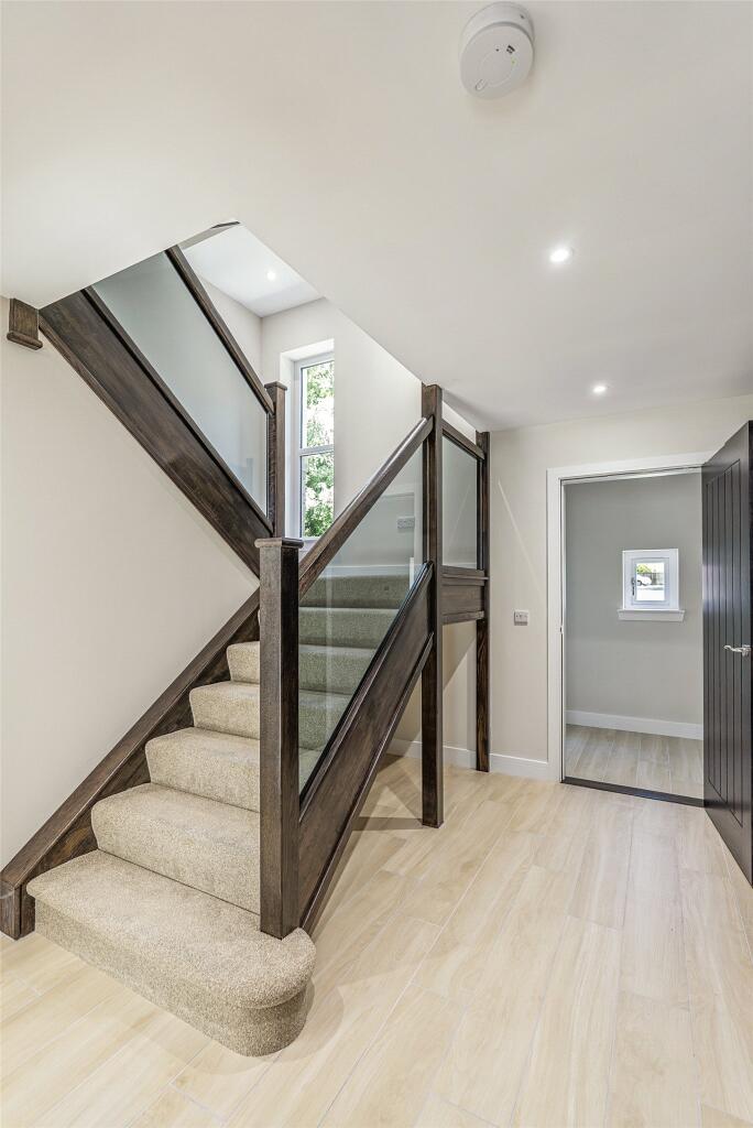House in Dunfermline, Brucefield, Pitreavie - More