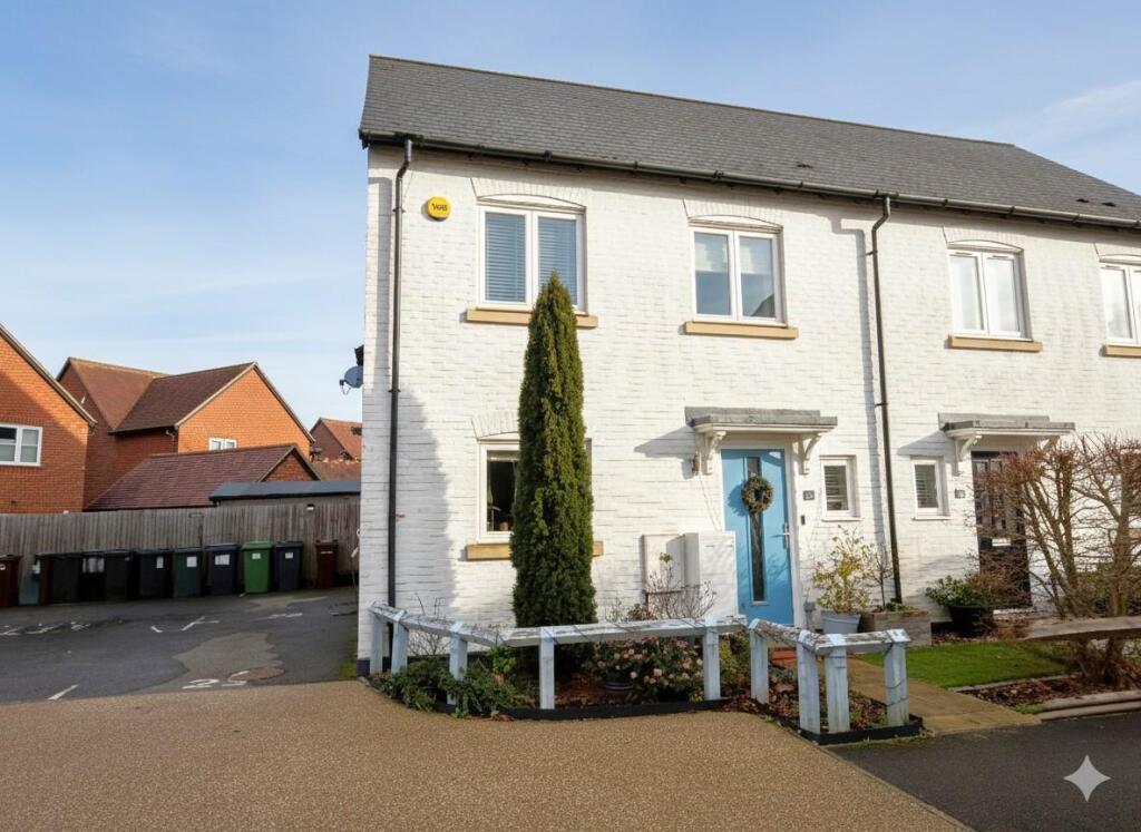 3-bed semi-detached on Camellia Way, Whiteley, £340,000