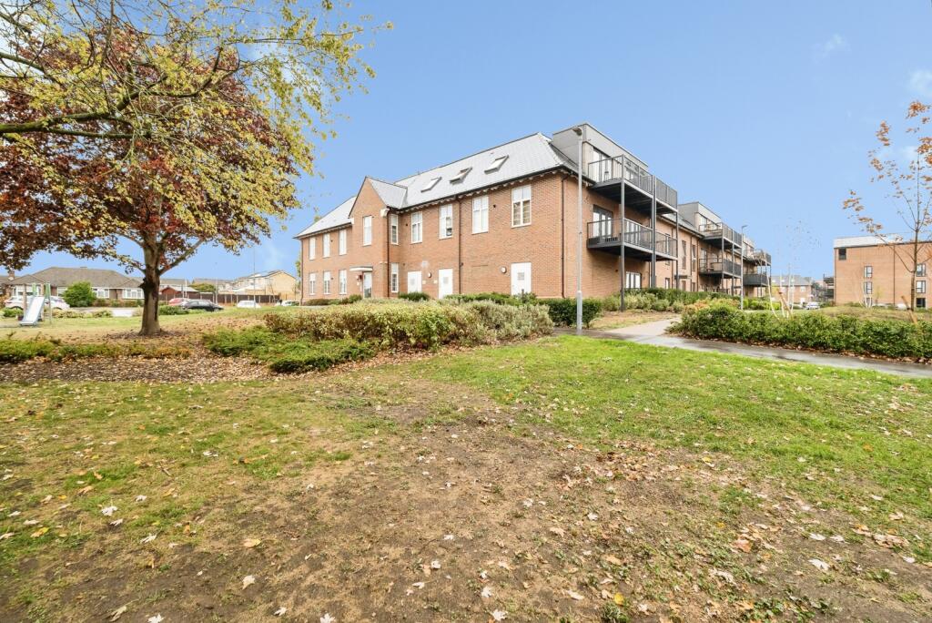 Apartment in Hornchurch, St. George's Park - More