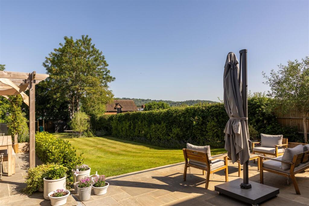 House in Reigate and Banstead, Woodhatch - View 3