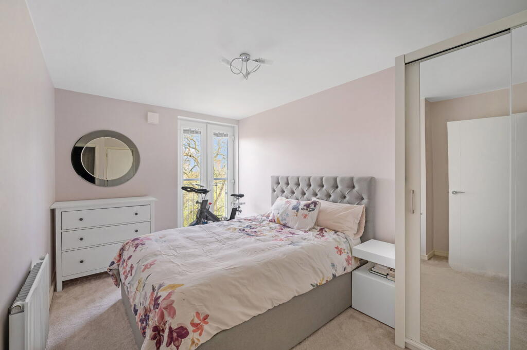 Apartment in Croydon - View 3
