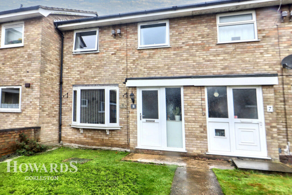 2-bed terraced on Mariners Close, Gorleston, £190,000