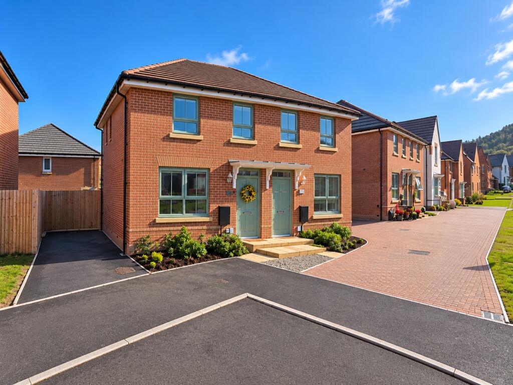 3-bed semi-detached on Bedford Way, Ross-on-Wye, £300,000