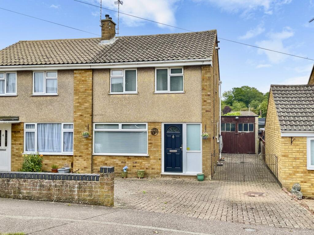 3-bed semi-detached on Milton Grove, Bletchley, Milton Keynes, MK3, £325,000