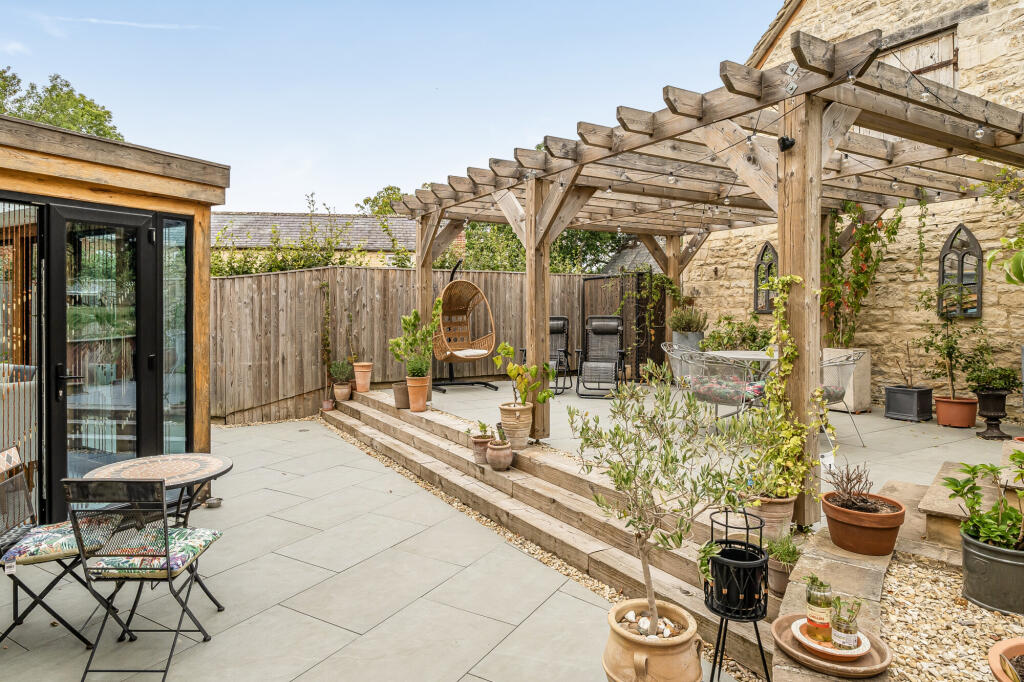 House in Stroud, Moorend, Upton St. Leonards - More