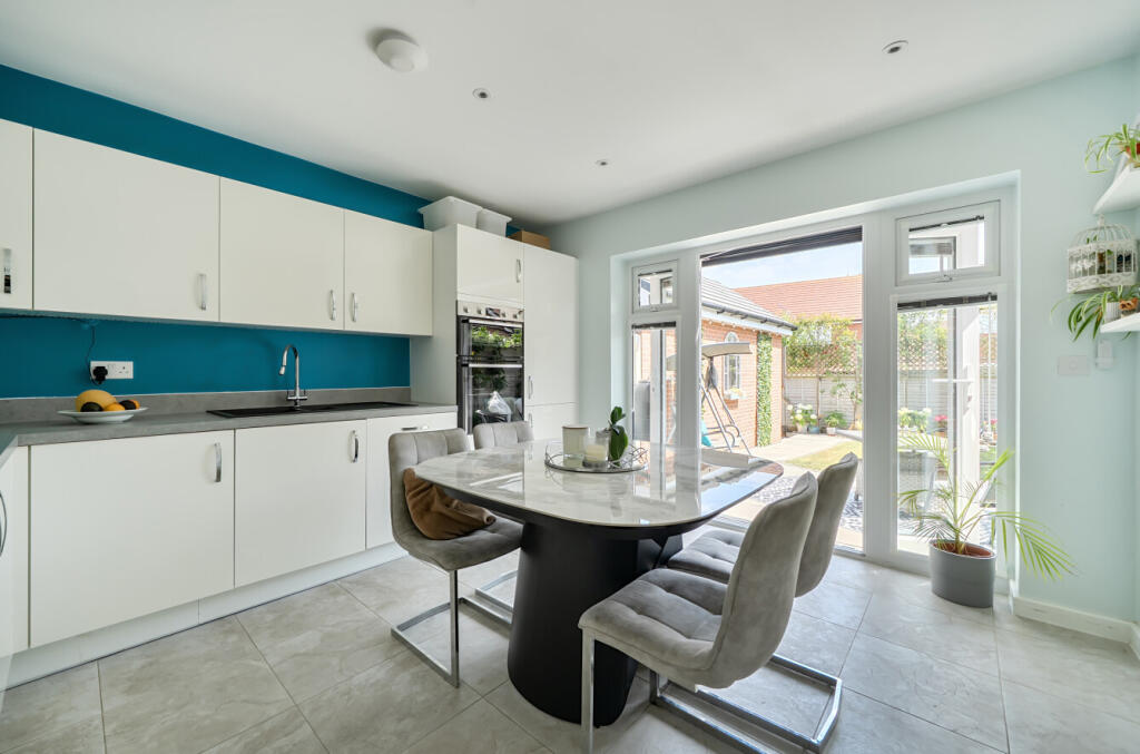 Porthcawl Drive, Binfield, Bracknell, Berkshire, RG42 - View 3