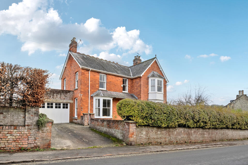 4-bed detached on Hyde Lane, Marlborough, SN8, £800,000