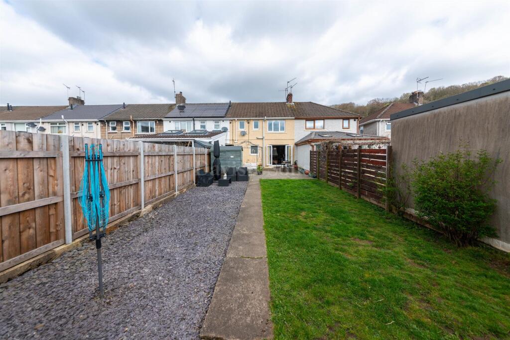 Ty Isaf Park Avenue, Risca, Newport. NP11 photo 4