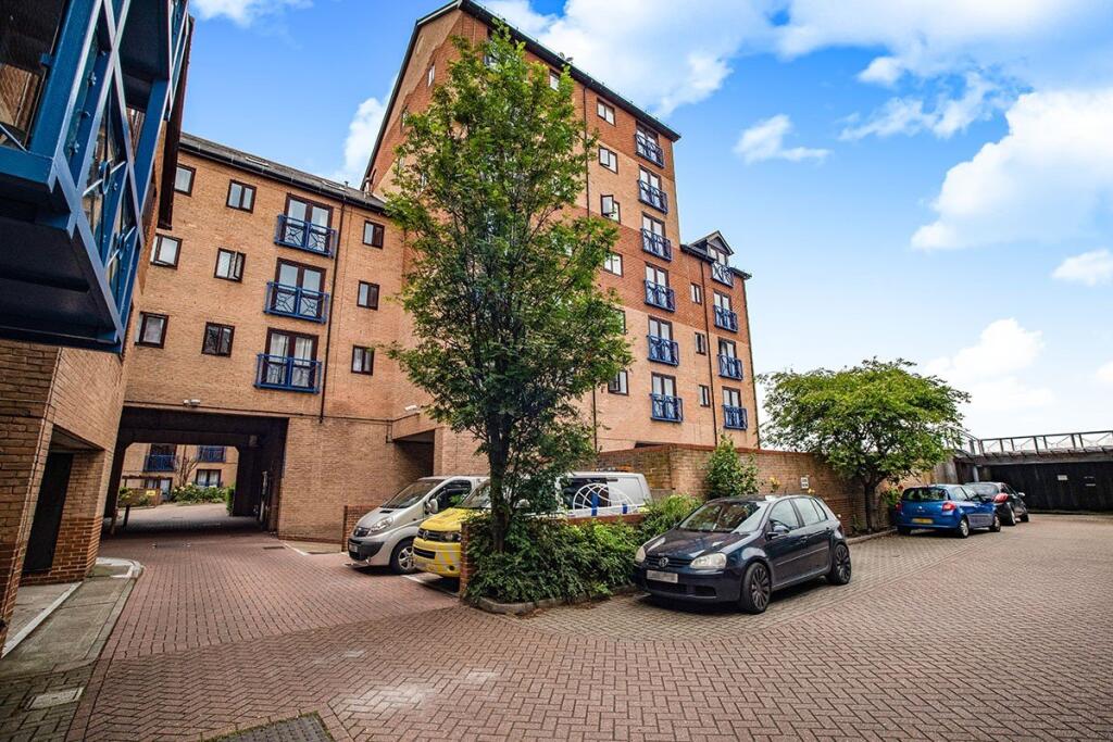 Main image of property: West Street, Gravesend, Kent, DA11